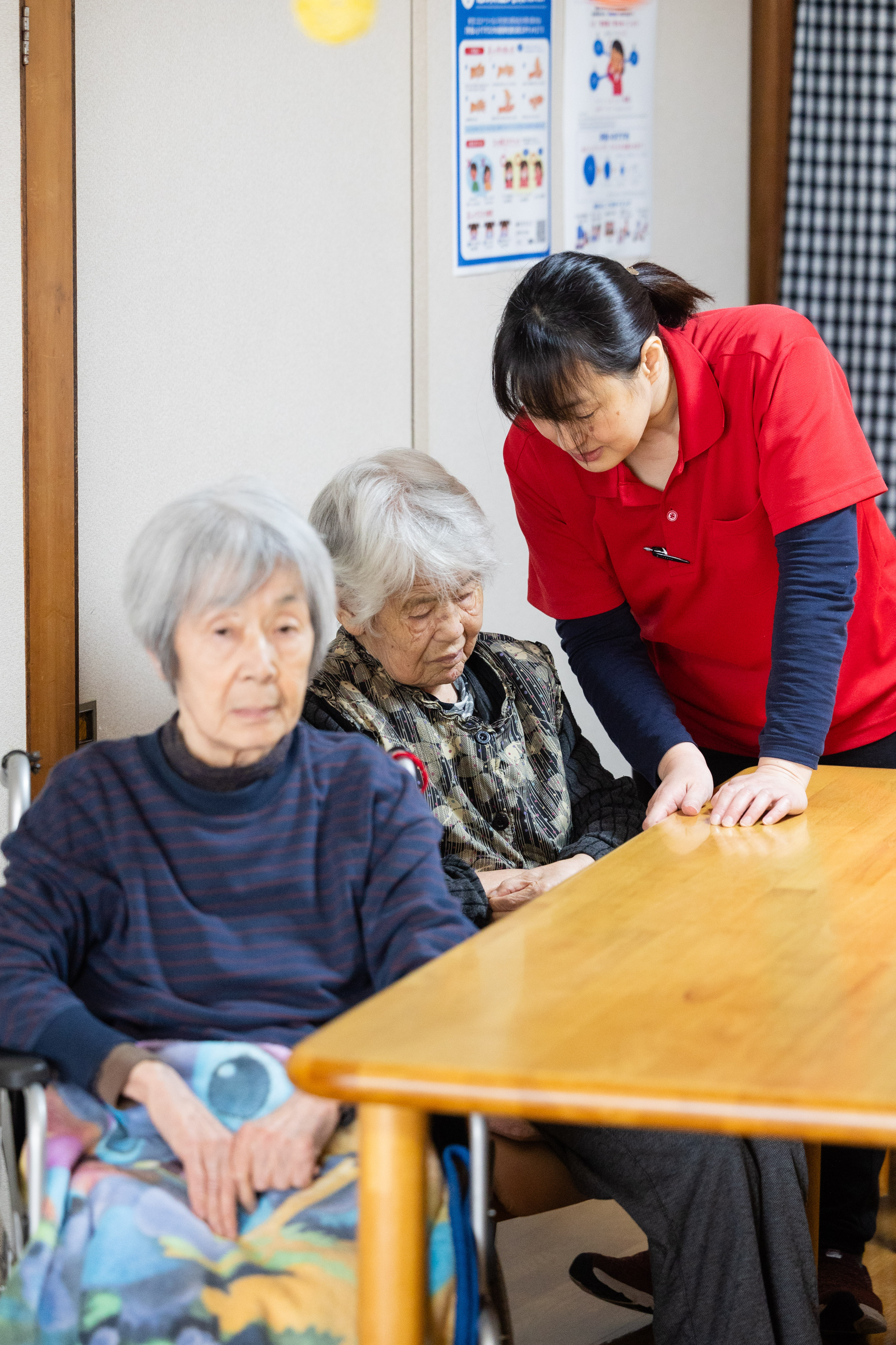 お話をする利用者様とスタッフ