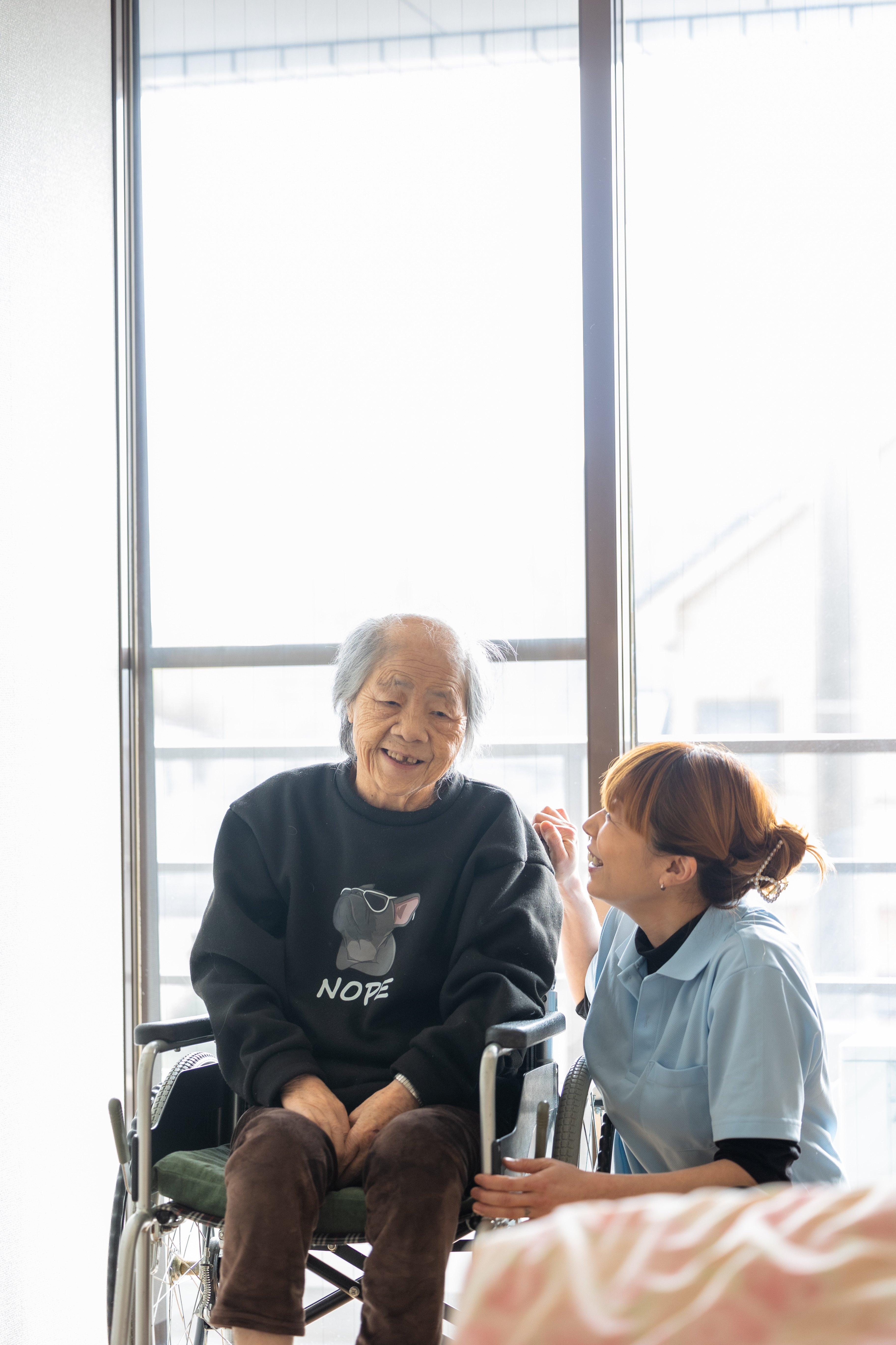 笑い合う利用者様とスタッフ