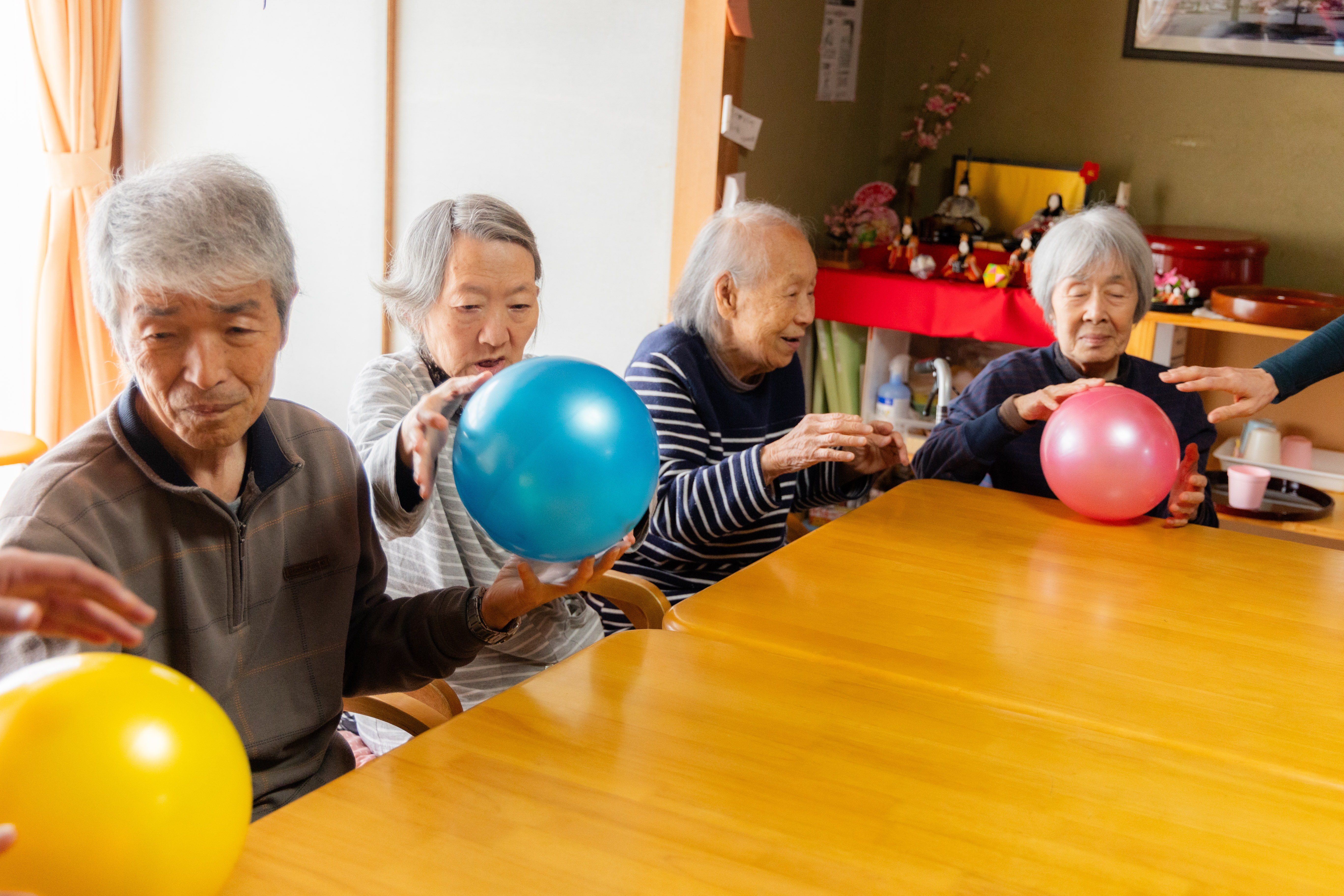楽しそうにレクリエーションをする様子