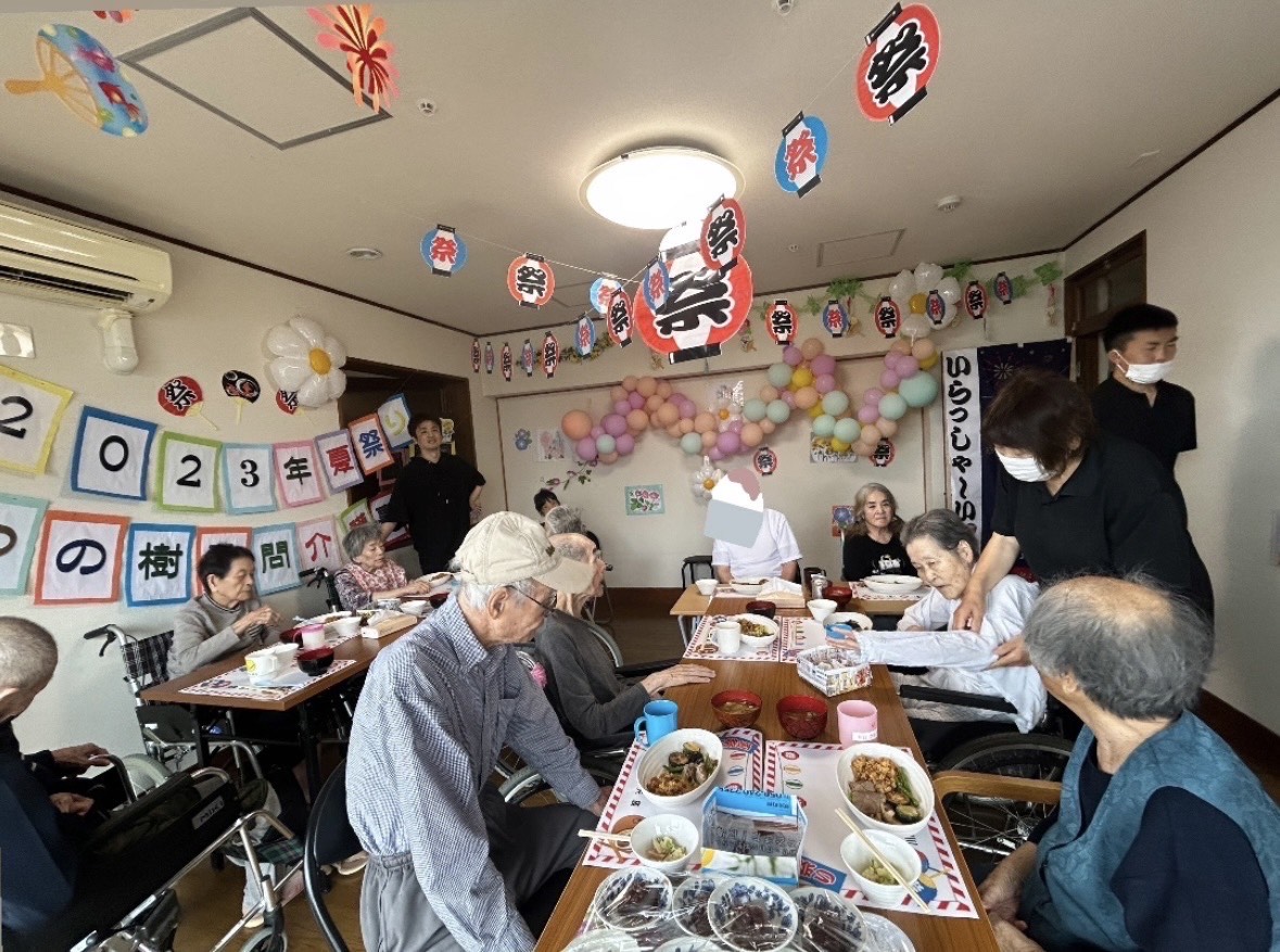有料老人ホームでの夏祭りの様子