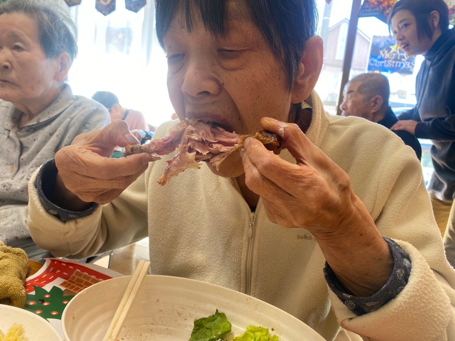 クリスマスのお食事を楽しむ利用者様