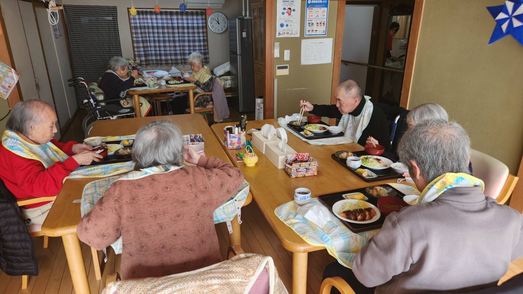 利用者の方が食事をする様子