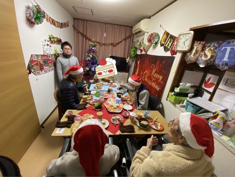 有料老人ホームのクリスマスパーティーの様子