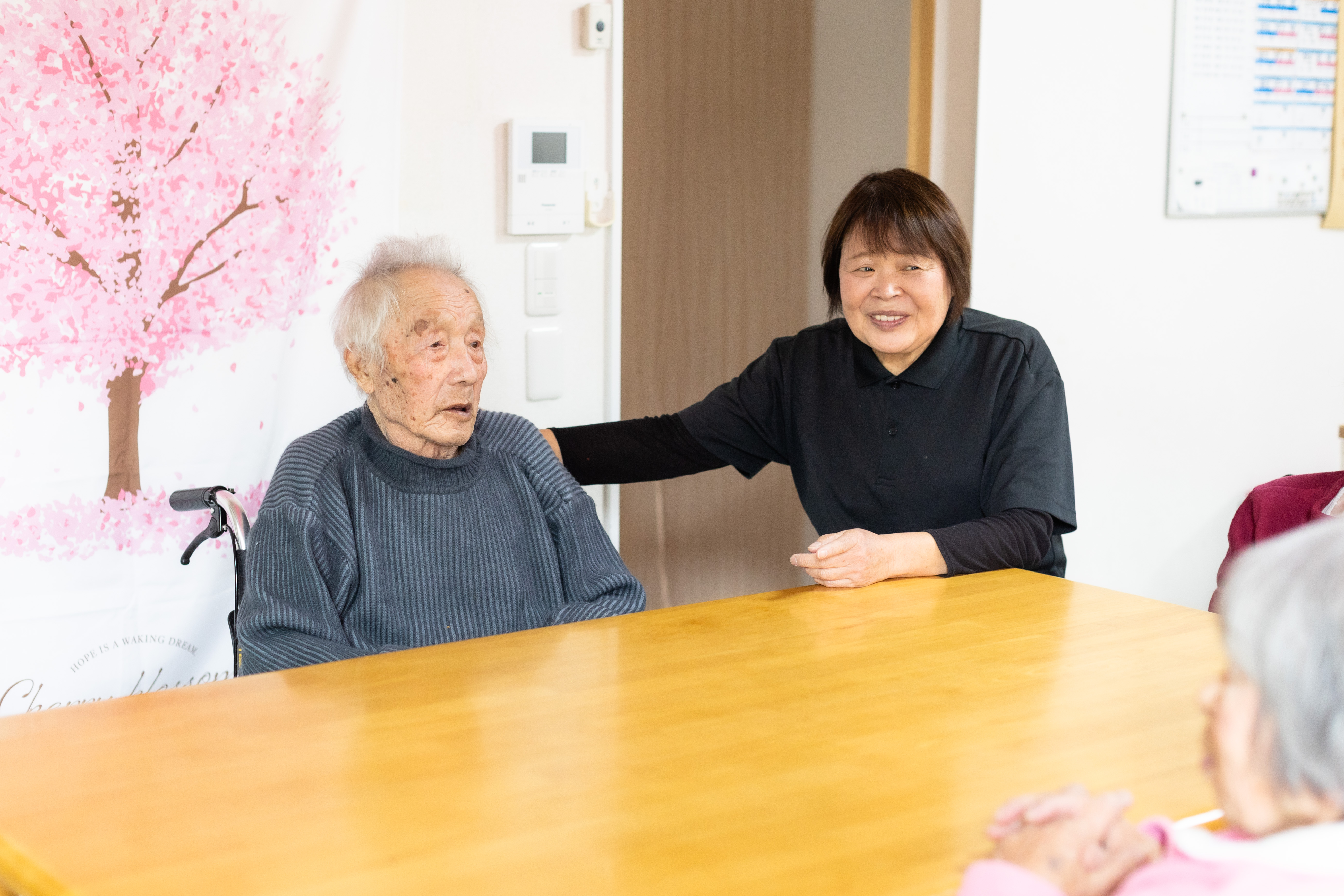 利用者の方とお話をする写真