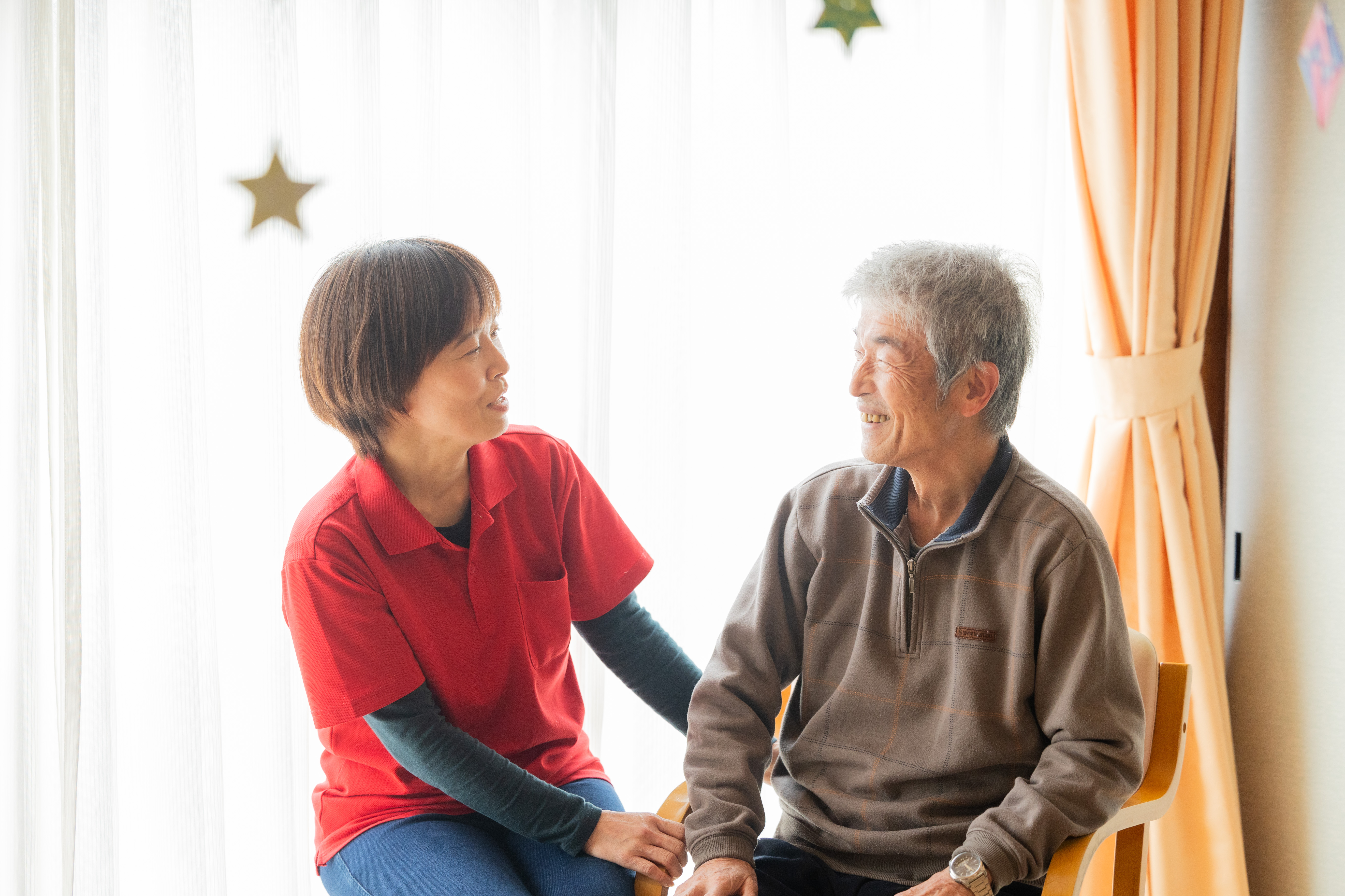 ふれあう利用者様とスタッフ