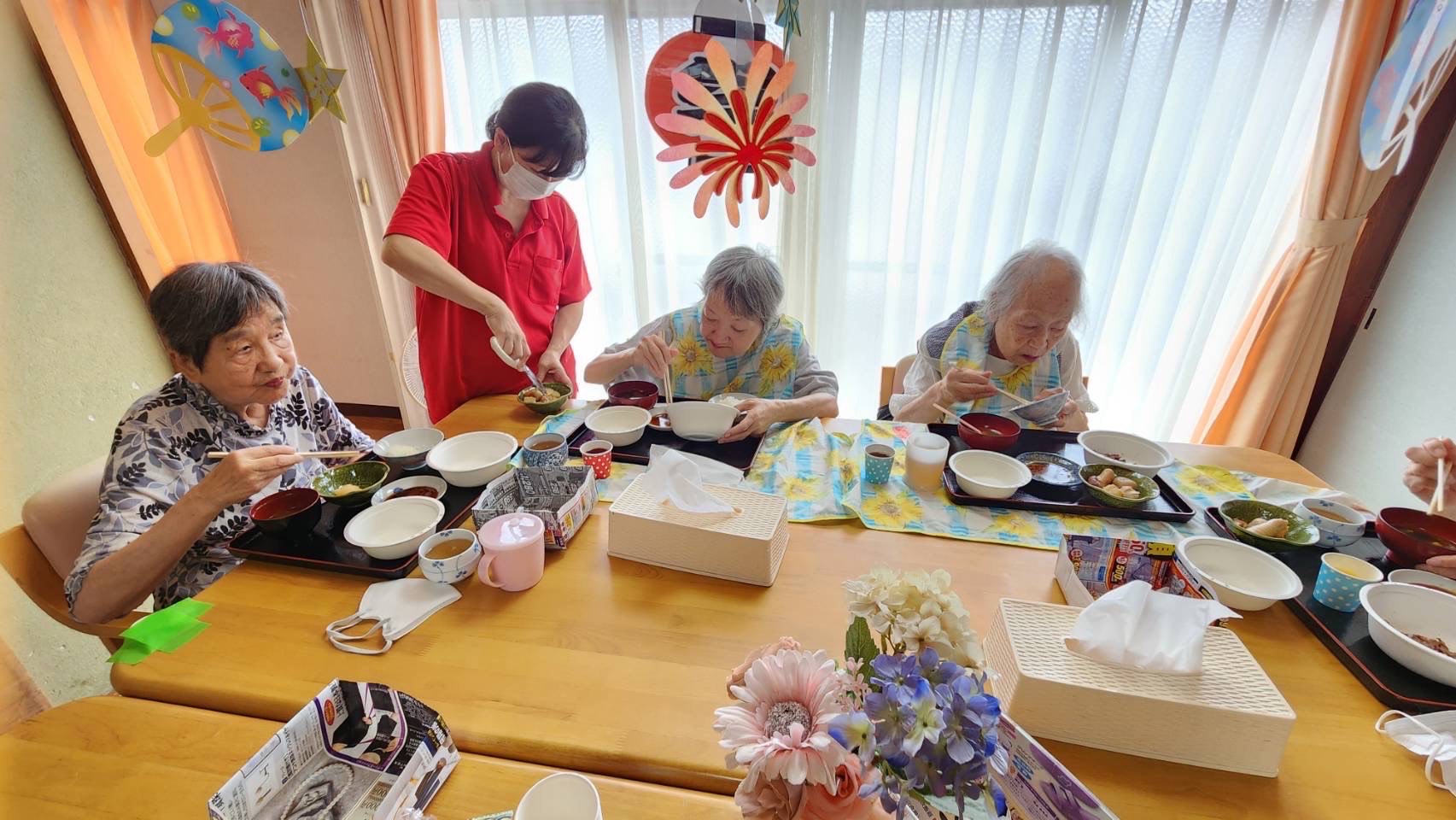 みんなでお食事をする利用者様