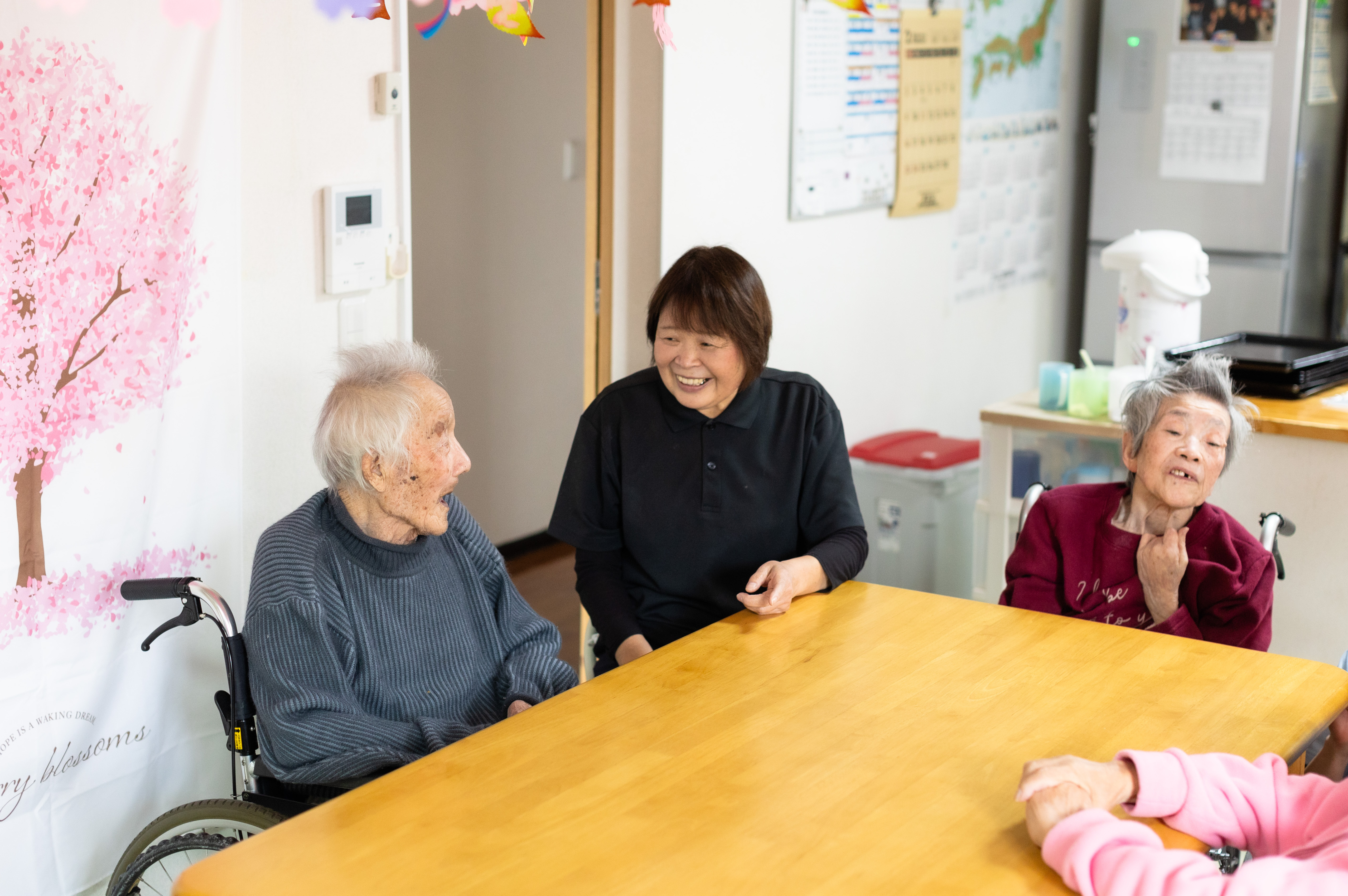 利用者様の皆様と楽しくお話をする様子