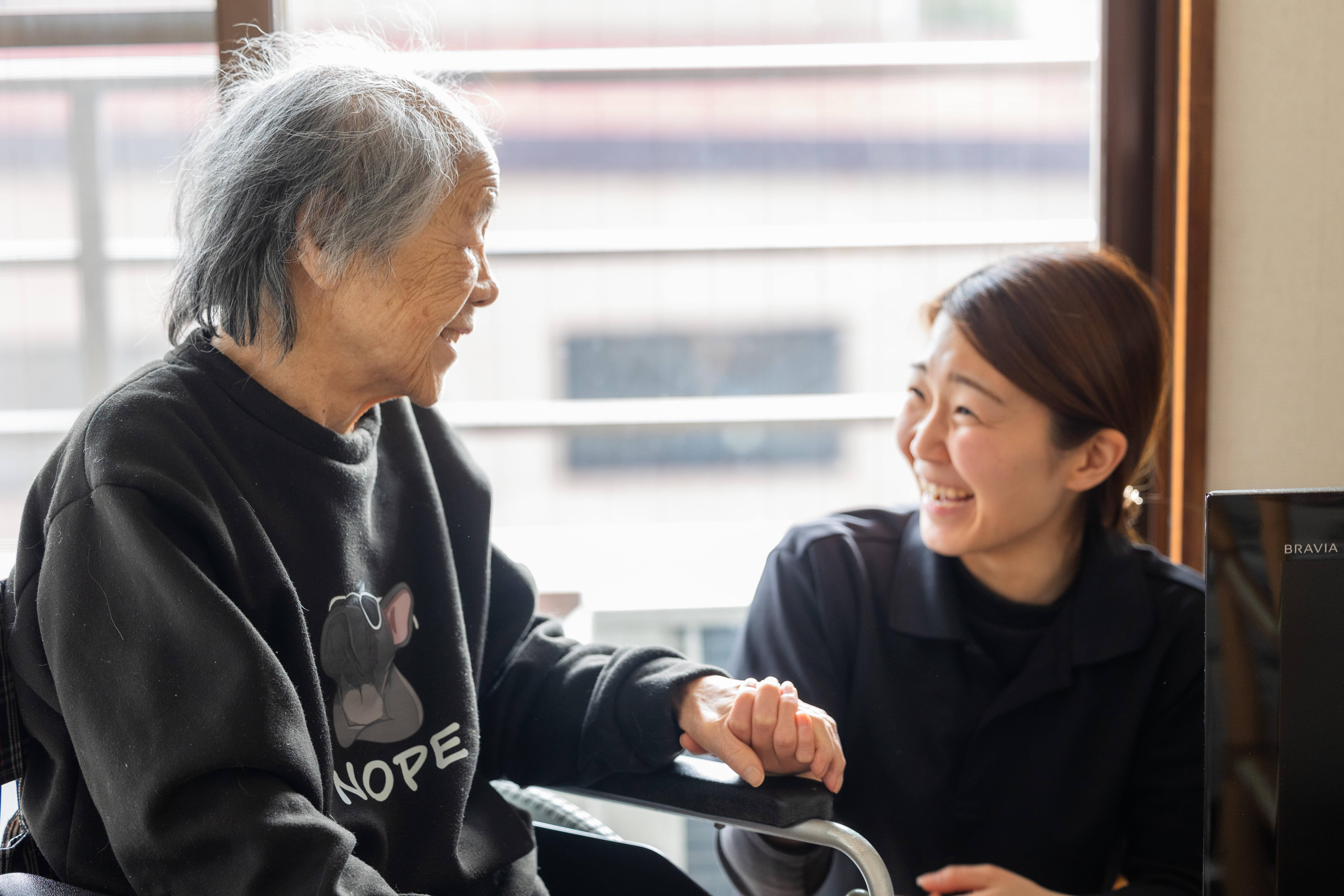 笑顔が素敵な利用者様とスタッフ